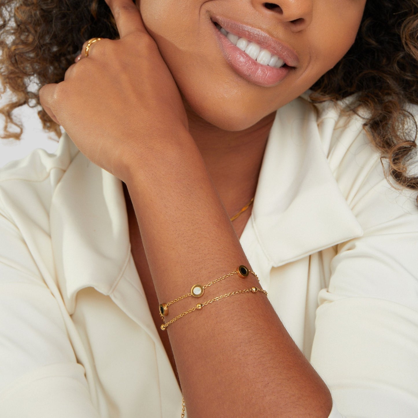 Bransoletka z onyksem i białym kamieniem