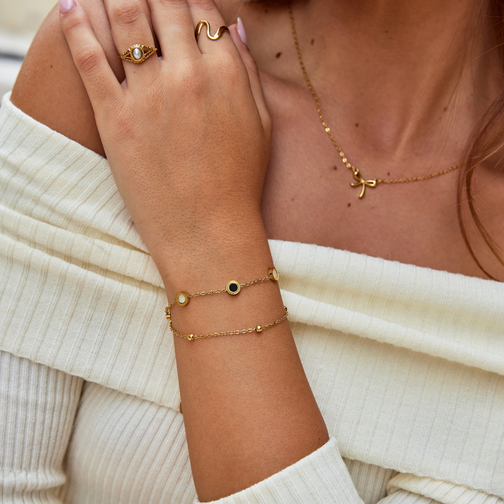 Bransoletka z onyksem i białym kamieniem